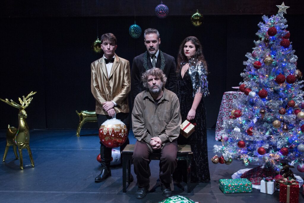 Είδα την παράσταση «Ήρθαν τα Χριστούγεννα και η Πρωτοχρονιά (δυστυχώς)» του Κώστα Κουτσολέλου - κριτική παράστασης - Λουκία Μητσάκου - Theater Project 365
