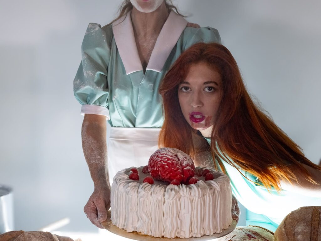 Είδα την παράσταση Holy bitch! της Έλλης Παπακωνσταντίνου - κριτική παράστασης - Λουκία Μητσάκου - Theater Project 365 